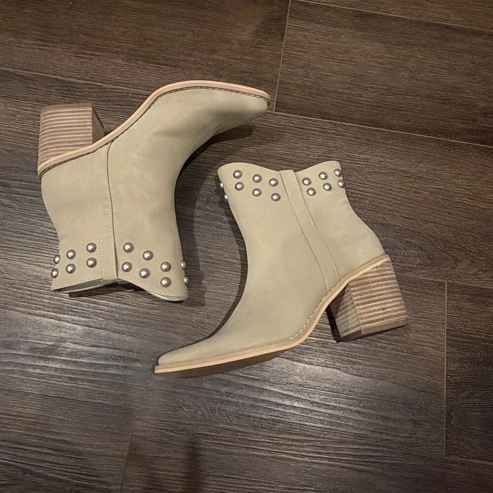 Oasis Society Womens Size 7 Taupe Vegan Leather Studded Western Ankle Booties